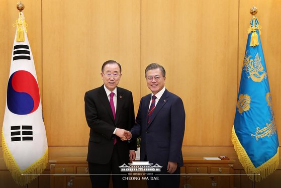 ▲ 지난 21일 반기문 전 유엔사무총장이 미세먼지 해결을 위한 범사회적 기구 위원장직을 수락한 뒤 청와대에서 문재인 대통령과 만나 악수하고 있다. ⓒ청와대