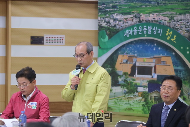 ▲ 이승율 청도군수(중간)가 27일 소통간담회에서 인사말을 하고 있다. 이 군수 왼쪽은 이철우 지사, 오른쪽은 박기호 청도군의회 의장.ⓒ뉴데일리