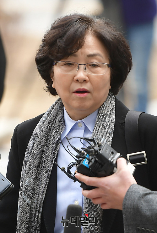 ▲ 지난 25일 '환경부 블랙리스트 의혹'으로 검찰 출석중인 김은경 전 환경부 장관ⓒ정상윤 기자