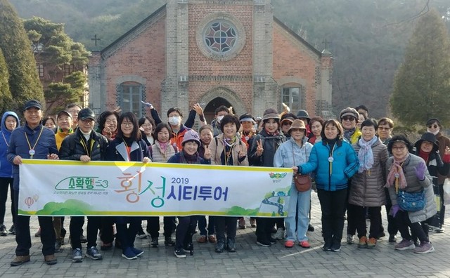 ▲ 지난 16일 횡성군을 찾은 시티투어 관광객들이 강원도 최초 성당인 서원면 유현리 풍수원 성당(강원도 유형문화재 제69호) 앞에서 기념촬영을 하고 있다.ⓒ횡성군