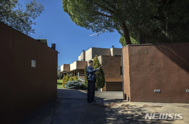 ▲ 스페인 마드리드 소재 북한대사관. 정문이 활짝 열려 있다. ⓒ뉴시스 AP. 무단전재 및 재배포 금지.