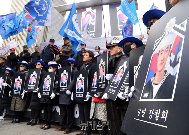 ▲ 일파만파애국자총연합 등 우파단체가 지난 23일 오후 서울 종로구 동화면세점 앞에서 진행한'천안함 9주기 국민합동 추모식'ⓒ박성원 기자