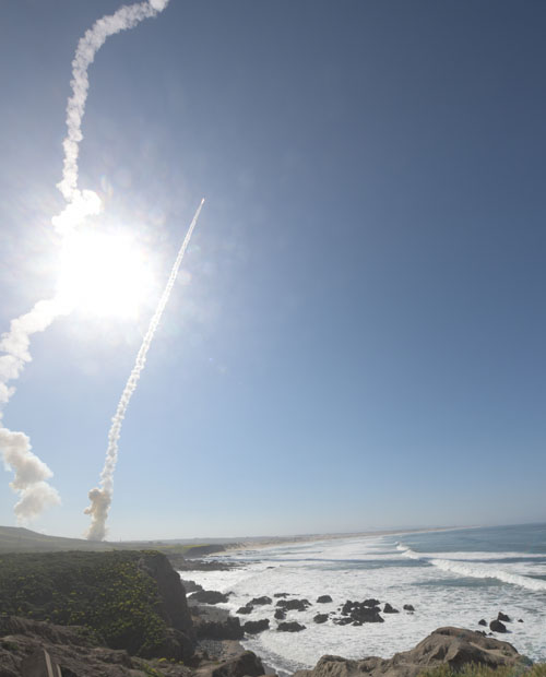 ▲ ICBM을 향해 날아가는 GBI 미사일. ⓒ美국방부 미사일 방어국(MDA) 공개사진.