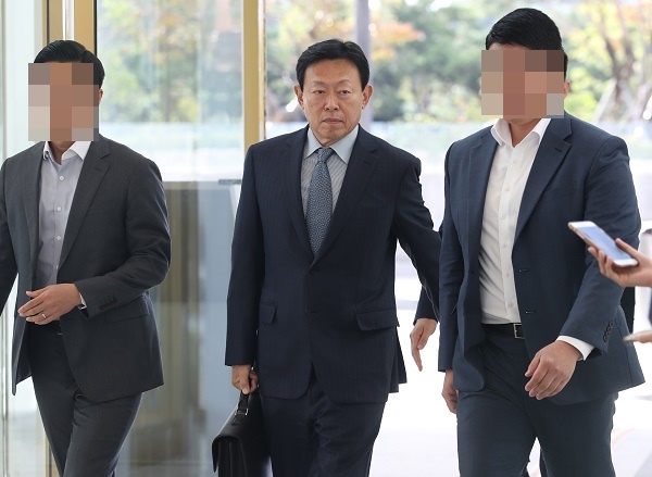 ▲ 신동빈 롯데 회장이 지난해 10월 8일 서울 잠실 롯데월드타워로 집행유예 석방 이후 첫 출근하고 있다. ⓒ연합뉴스