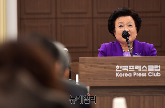 ▲ 이배용 한국선진화포럼 회장이 27일 오후 3시 한국프레스센터에서 제118차 월례토론회 초청강연을 하고 있다.ⓒ박성원 기자