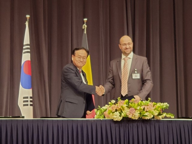 ▲ 이태화 강스템바이오텍 대표(왼쪽)과 Denis Bedoret 마스터셀 CEO(오른쪽) ⓒ강스템바이오텍