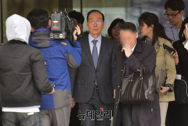 ▲ 이학수(가운데) 전 삼성 부회장이 27일 이명박 전 대통령의 항소심 공판에 증인으로 출석해 증언을 마친 뒤 법정을 빠져나가고 있다. 뉴데일리 정상윤 기자