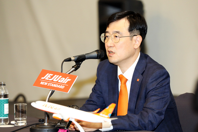 ▲ 이석주 제주항공 대표이사가  28일 서울 강서구 메이필드 호텔에서 열린 기자간담회에서 질문에 답하고 있다.ⓒ제주항공