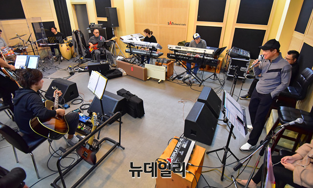 ▲ 지난 27일 오후 서울 서초구 양재동 'sAn 리허설 스튜디오' 연습실에서 '아투스(ATUS) 릴레이 콘서트' 연습에 한창인 가수 김범룡과 연주자들. ⓒ정상윤 기자