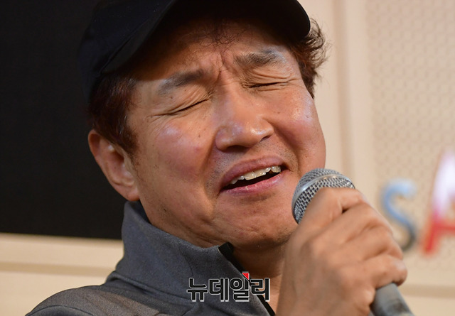 ▲ 지난 27일 오후 서울 서초구 양재동 'sAn 리허설 스튜디오' 연습실에서 '아투스(ATUS) 릴레이 콘서트' 연습에 한창인 가수 김범룡과 연주자들. ⓒ정상윤 기자