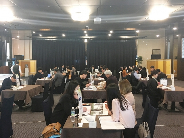 ▲ 대구한의대 산학협력단 지역주력사업이 지난 26일 수출 및 내수시장 개척을 위한 개별 구매상담회를 개최한 가운데 참여기업과 구매담장자들이 상담을 진행하고 있다.ⓒ대구한의대