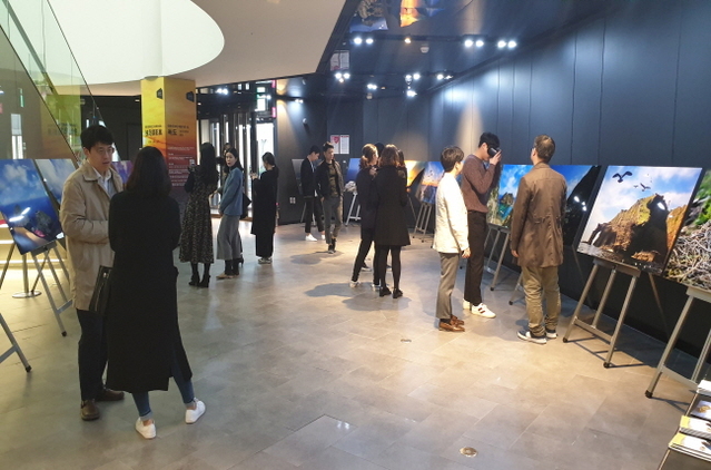 ▲ 울릉군 독도관리사무소는 서울 중구 두산 타워 면세점 8층에서 독도사진전을 개최했다.ⓒ울릉군
