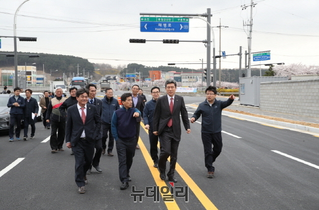 ▲ 이강덕 포항시장이 인덕교~국도14호선 오천 구정리 간 도로 개통에 앞서 현장점검을 하고 있다.ⓒ뉴데일리