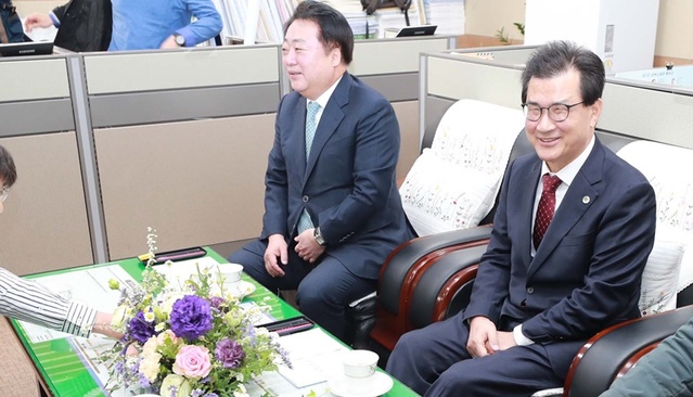 ▲ 28일 청주시청 기자실을 방문한 이시종 충북도지사가 한범덕 청주시장과 기자들의 질문에 대답하며 웃고 있다.ⓒ충북도