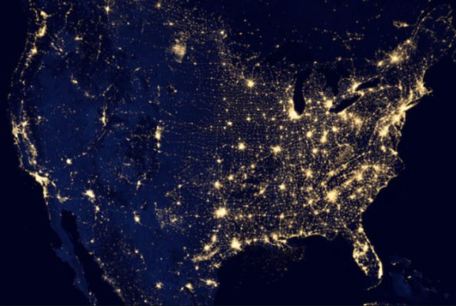 ▲ 미국 서부 지상 400km 고도에서 EMP 폭탄이 터졌다는 가정 하의 밤 풍경. ⓒ올아웃도어 닷컴 화면캡쳐.