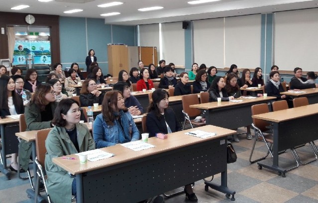 ▲ 제천교육지원청이 주관한 청소년 생명존중과 자살예방 연수에 참가한 학부모들이 진지한 모습으로 강사 특강을 듣고 있는 모습.ⓒ제천교육지원청