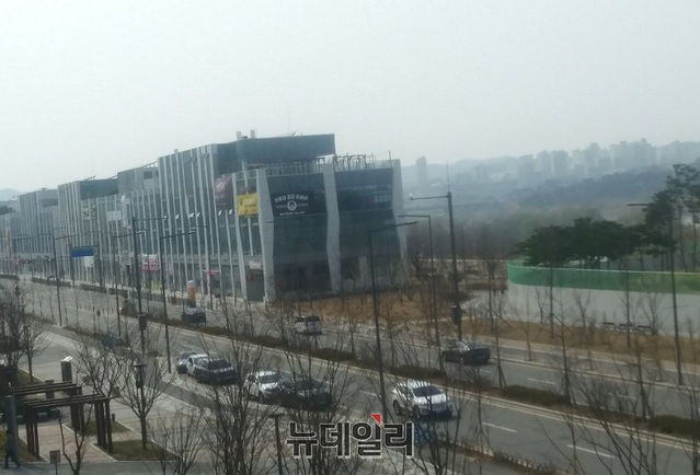 ▲ 28일 오후 세종시청 뒤편 밀집한 상가와 금강 건너편 저 멀리에 있는 아파트 주변 하늘이 미세먼지로 뿌옇다.ⓒ김동식 기자