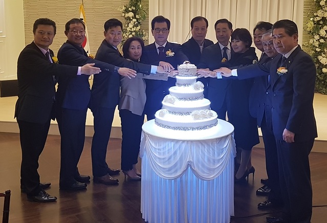 ▲ 현일선 신임 청주산업단지관리공단 이사장(우측 5번째) 취임식이 28일 산단비즈니스센터에서 열렸다.ⓒ청주산업단지관리공단