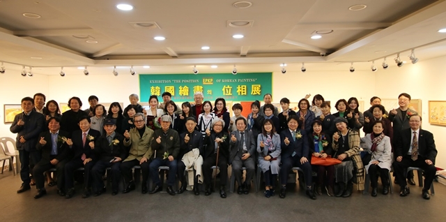 ▲ 유디치과는 제19회 한국회화의 위상전에서 국내 회화 작가 3인에게 ‘유디치과상’을 수여하고 시상식 참가자에게 구강건강용품 400개를 후원했다. ⓒ유디치과