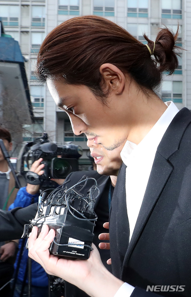 ▲ 성폭력범죄의 처벌 등에 관한 특례법 위반(카메라 등 이용 촬영)과 정보통신망법상 음란물 유포 혐의를 받는 가수 정준영이 29일 오전 서울 종로구 종로경찰서에서 기소의견으로 검찰에 송치되고 있다. ⓒ뉴시스
