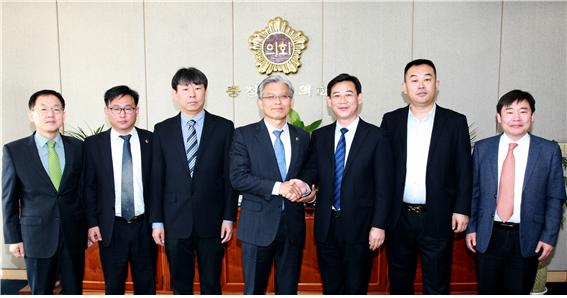 ▲ 청주공항-중국 웨이하이간신규 항공노선에 따라 협조를 요청하기 위해 충북도의회를 방문한 중국 웨이하이국제공항 방문단 일행과 장선배 도의장(사진 왼쪽부터 4번째)과 최위병 사장(5번째).ⓒ충북도의회