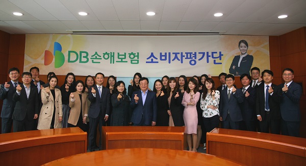 ▲ DB손해보험은 지난 28일 서울 대치동 DB금융센터에서 17기 소비자평가단 발표회를 열었다. 이날 김정남 사장(왼쪽 7번째)와 신임자문위원 이기연 교수(왼쪽 5번째)를 비롯해 소비자평가단 패널 15명이 참석했다.ⓒDB손해보험