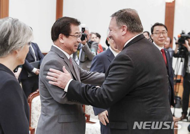 ▲ 지난해 6월 청와대를 찾은 마이크 폼페이오 미 국무장관과 반갑게 인사하는 서훈 국정원장. ⓒ뉴시스. 무단전재 및 재배포 금지.