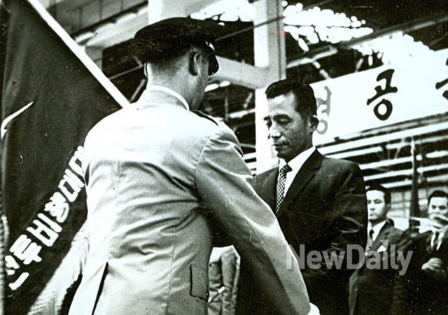 ▲ 1969년 9월 박정희 대통령이 첫 F-4 팬텀 전투기 부대에 부대기를 건네는 모습. ⓒ공군 제공.