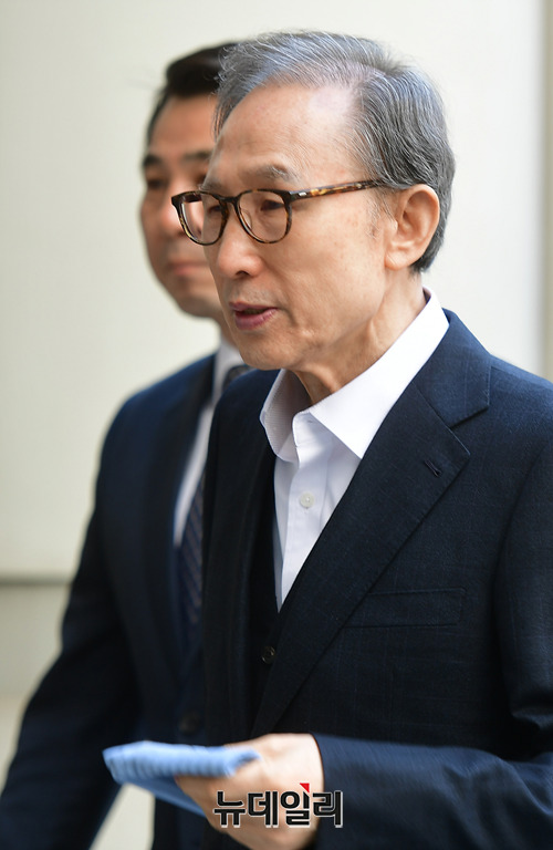 ▲ 29일 오후 서울고법 형사1부 심리로 열린 공판에 참석한 이명박 전 대통령.ⓒ정상윤 기자