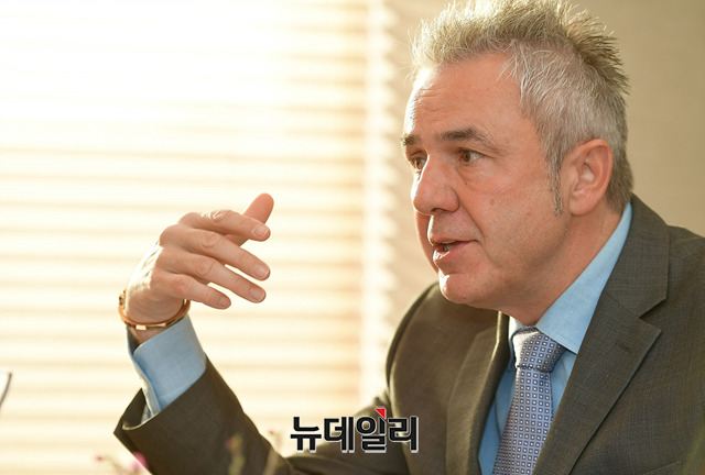 ▲ 케슬러 대표는 융프라우 철도가 한 세기 넘게 영속할 수 있었던 이유로 미래지향적 경영을 꼽았다. ⓒ정상윤 기자.