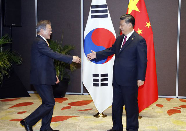 ▲ 지난해 11월 파푸아뉴기니에서 열린 APEC 정상회의에서 시진핑 중국 국가주석은 문재인 대통령에게 '일대일로' 참여를 권유했다. ⓒ뉴시스. 무단전재 및 재배포 금지.