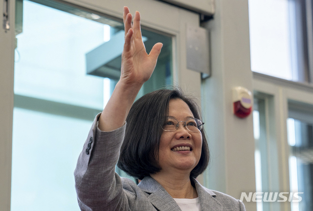 ▲ 지난 21일 차이잉원 총통이 순방길에 오르기 전 타오위안 국제공항에서 손을 흔들고 있다ⓒ뉴시스. 무단 전재 및 재배포 금지.