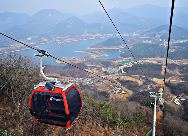 ▲ 29일 본격 운행을 시작한 ‘청풍호반 케이블카’.ⓒ제천시