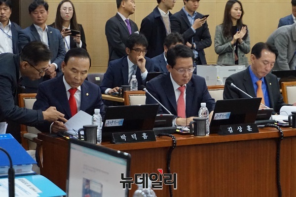 ▲ 박덕흠 의원이 지난해 코레일 대전 본사에서 열린 국회 국토교통위원회의 국정감사장에서 질문자료와 관련해 설명을 듣고 있다.ⓒ뉴데일리 충청본부 D/B