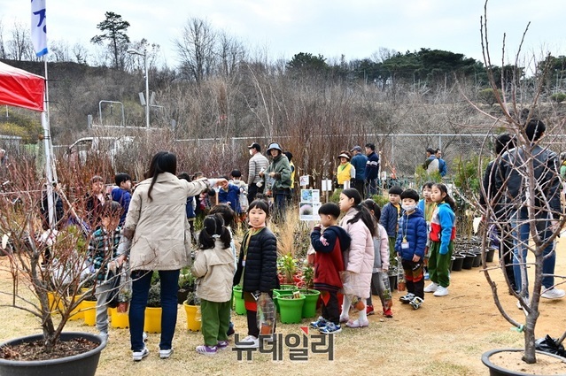 ▲ 충북 옥천군 옥천묘목축제가 29일 현지에서 개막식을 가진 가운데 유치원 어린이들이 묘목을 신기하게 바라보며 인솔 교사의 설명을 듣고 있다.ⓒ김정원 기자