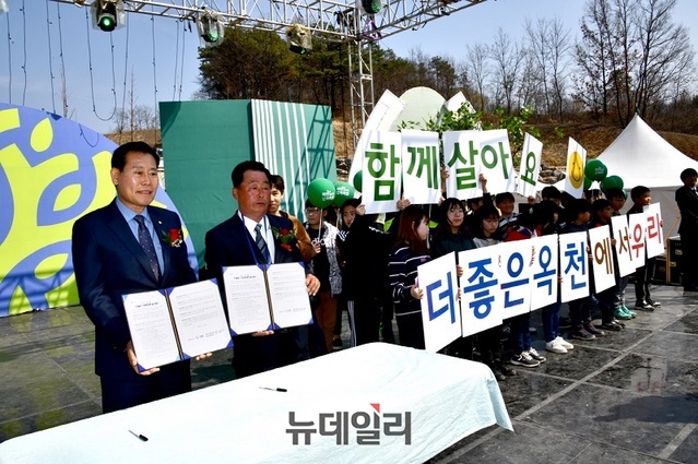 ▲ 옥천묘목축제 개막식이 열린 29일 김재종 군수가 염진세 옥천이원묘목영농조삽법인 대표이사와 협약을 체결하고 있다.ⓒ김정원 기자