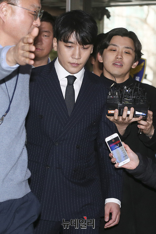 ▲ 해외투자자를 성접대했다는 의혹을 사고 있는 가수 승리가 지난 14일 오후 서울 종로구 서울지방경찰청 청사 앞에서 기자들의 질문에 답하고 있다. ⓒ박성원 기자