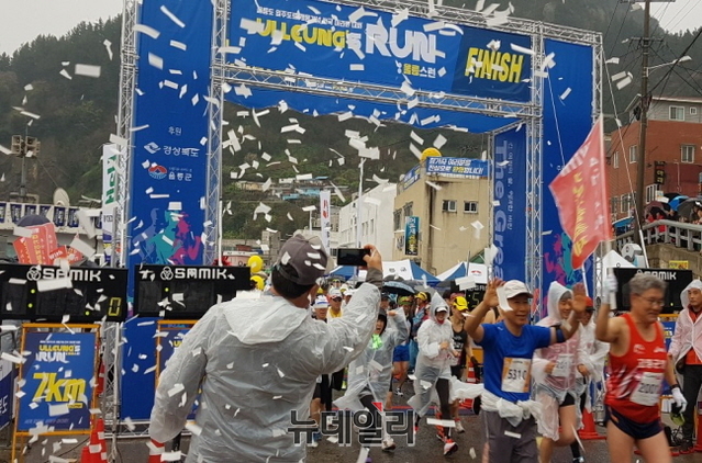 ▲ 30일 비가 내리는 가운데 열린 울릉도 섬일주도로 완전개통 기념 전국마라톤대회 출발 장면.ⓒ뉴데일리
