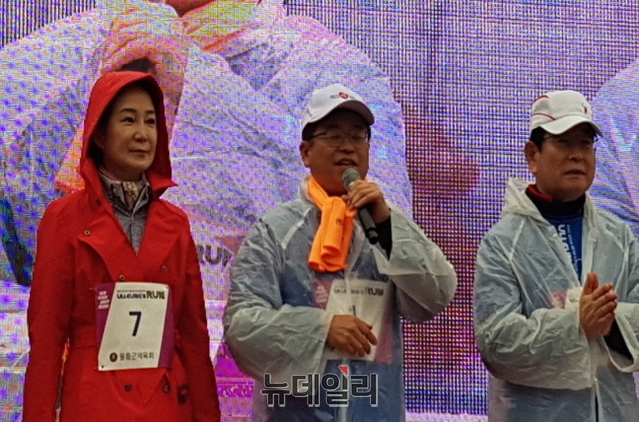 ▲ 이철우 도지사(중간)가 일주도로 개통 축하 인사를 하고 있다.ⓒ뉴데일리