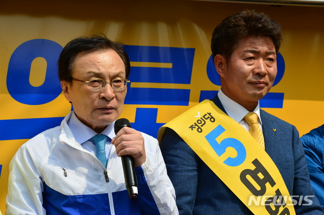 ▲ 더불어민주당 이해찬 대표가 29일 4·3 국회의원 보궐선거 민주·정의당 단일후보인 여영국(오른쪽) 정의당 후보와 함께 경남 창원 상남시장 사거리에서 지원 유세를 펼치고 있다. ⓒ뉴시스