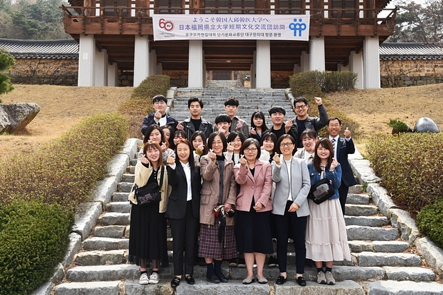 ▲ 일본 후쿠오카현립대학 문화교류단이 28일 대구한의대를 방문, 단체 기념촬영을 하고 있다.ⓒ대구한의대