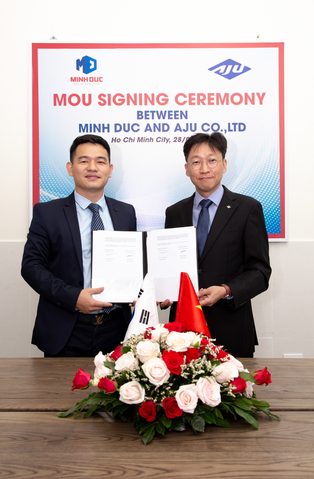 ▲ 아주산업 자회사인 아주베트남이 베트남 호치민에 위치한 민득 대표사무실에서 업무 협약식을 체결했다 (사진은 왼쪽부터 응우옌 아잉 중 민득 전무이사, 박재범 아주베트남 법인장)ⓒ아주그룹
