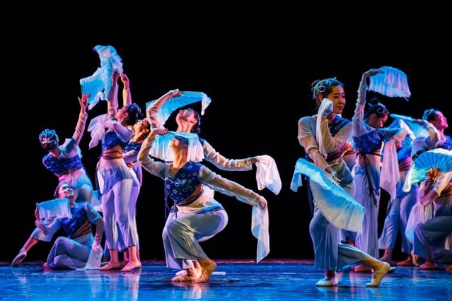 ▲ 베이징BNU 청년무용단의 '보내주다' 공연 장면.ⓒ한국춤협회