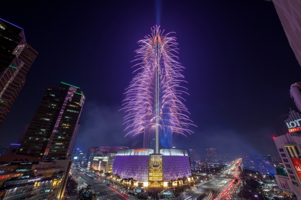 ▲ 롯데그룹이 서울 잠실 롯데월드타워에서 2017년 12월 31일 실시한 카운트다운 불꽃쇼. ⓒ롯데물산