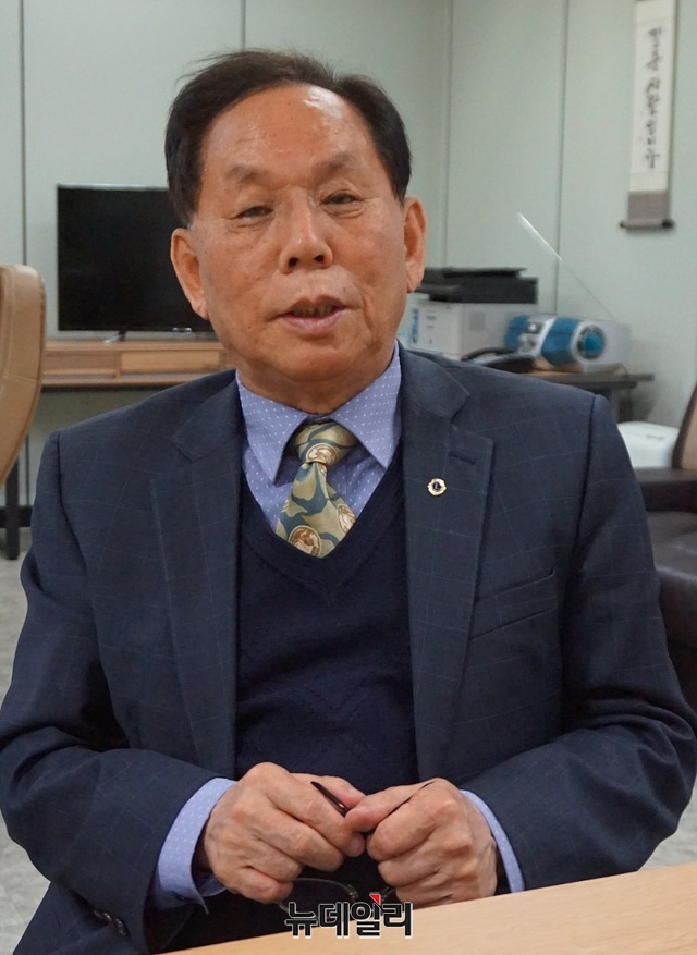 ▲ 청주 미래새마을금고 이사장 선거에 출마했던 주재구씨가 오는 13일 재선거를 앞두고 청주지법에 지위보전가처분 신청을 낸 사실을 설명하고 있다.ⓒ김정원 기자