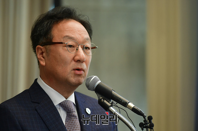 ▲ 이우석 코오롱생명과학 대표가 1일 오전 서울 중구 프레스센터에서 긴급 기자간담회에 참석해 발언하고 있다. ⓒ정상윤 기자