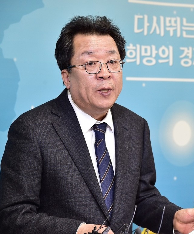 ▲ 1일 이상천 제천시장이 시청 브리핑 룸에서 화재참사로 어려움을 겪고 있는 주변 상인들의 바람 등을 이유로 오는 7일부터 하소동 스포츠센터 건물 철거작업에 들어간다는 기자회견을 하고 있다.ⓒ제천시