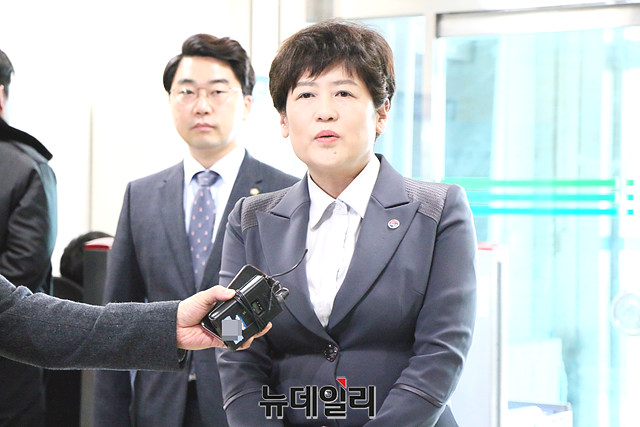 ▲ 1일 오후 강은희 대구시교육감이 항소심이 진행된 대구고등법원에 들어서며 인터뷰에 응하고 있다.ⓒ뉴데일리