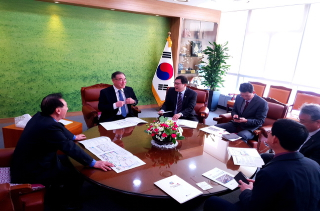 ▲ 주낙영 경주시장(정면 오른쪽)이 이개호 농식품부장관(정면 왼쪽)에게 국비지원 사업에 대해 설명을 하고 있다.ⓒ경주시