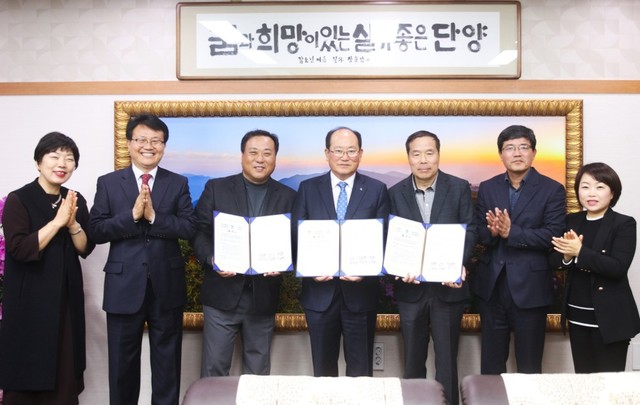 ▲ 1일 류한우 단양군수(가운데)와 안명환 구경시장 상인회장, 한국대표여행사연합 관계자 등이 단양구경시장 기차여행 상품 운영 업무협약을 갖고 기념촬영을 하고 있다.ⓒ단양군